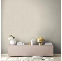 Salon avec commode, lampe et décoration