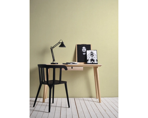 Arbeitszimmer mit Schreibtisch, Schreibtischlampe und Stuhl