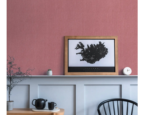 Wandgestaltung mit einem Island-Poster im Holzrahmen auf einem Wandregal.