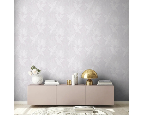 Pièce claire avec papier peint à motifs, commode, lampe et décoration