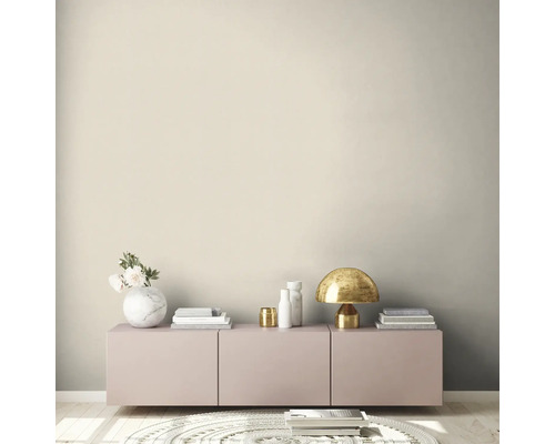 Wohnzimmer mit Kommode, Lampe, Dekoration und Teppich