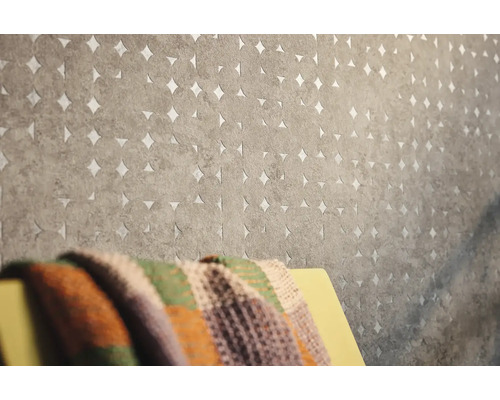 Gros plan d''un papier peint intissé gris avec motif circulaire et découpes