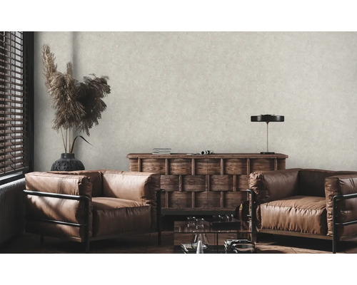 Wohnzimmer mit Ledersesseln, Holzkommode und dekorativer Blumenvase für ein stilvolles Interieur.