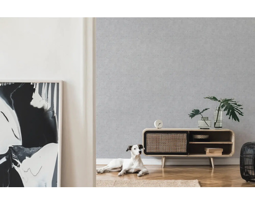 Wohnzimmer mit gemusterter Tapete, Holzschrank, Dekoration und Hund
