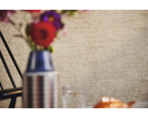 Gros plan d''un papier peint texturé dans un espace de vie.