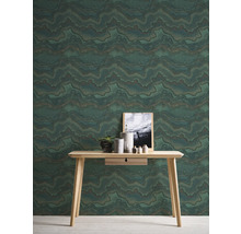 Intérieur avec papier peint à motifs et table