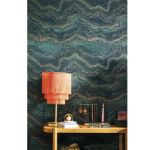 Scène d''intérieur avec papier peint à motifs, lampe de table et décoration