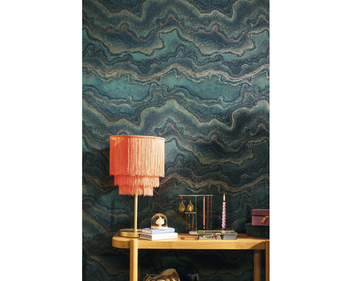 Scène d''intérieur avec papier peint à motifs, lampe de table et décoration