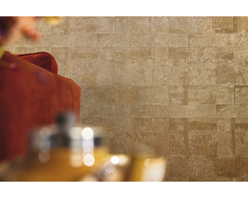 Bodenansicht mit Fliesen und Teil eines Sofas