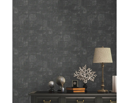 Gemustertes Wanddesign mit Kommode und Dekorationsgegenständen