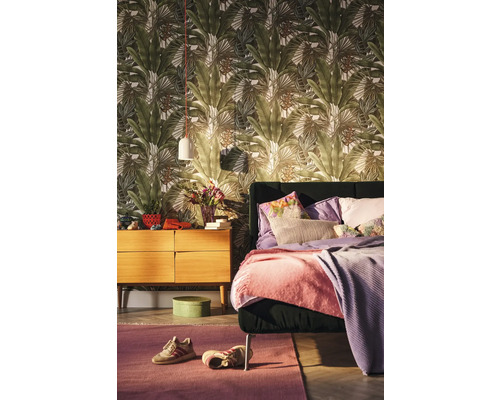 Chambre avec papier peint à motifs, lit et commode