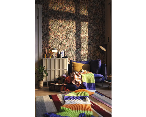 Wohnzimmer mit gemusterter Tapete, Sofa und Teppich