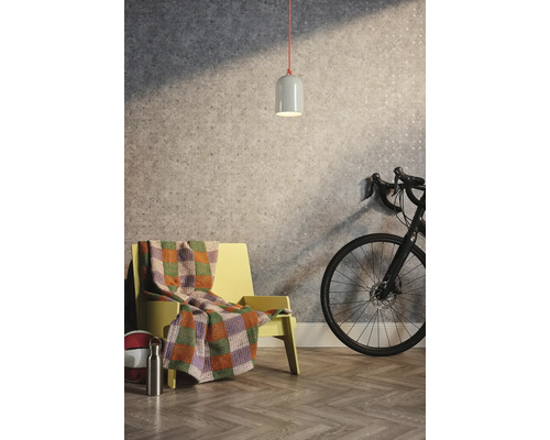 Scène avec chaise, couverture, lampe, vélo et mur décoratif