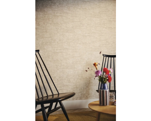 Scène avec papier peint à motifs, chaises et une table avec des fleurs