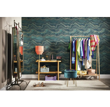 Exemple d''aménagement d''un dressing avec portant à vêtements, miroir, console, lampe, tabouret et papier peint à motifs.