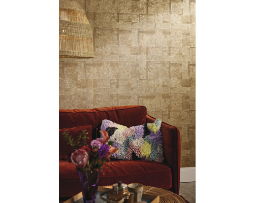 Wohnzimmer mit Wandtapete in Steinoptik, Sofa und Dekorationen.