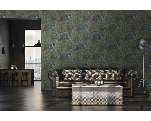Salon avec papier peint à feuilles tropicales, canapé en cuir et lampadaire