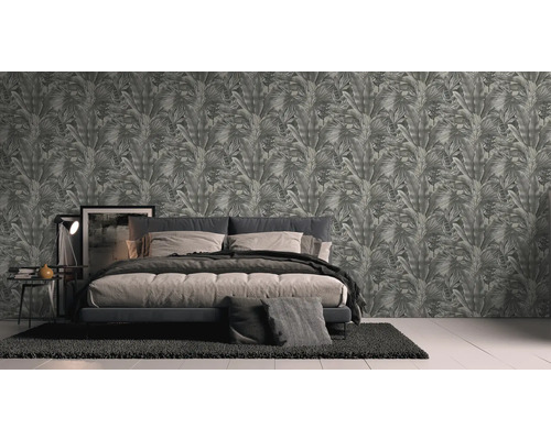 Chambre avec lit et papier peint à motif de plantes