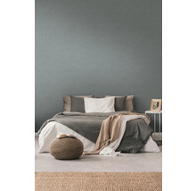 Schlafzimmer mit Bett vor einer strukturierten Tapete