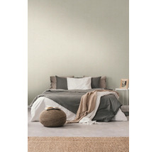 Chambre à coucher avec lit et papier peint à motifs discrets