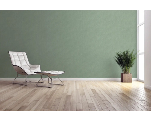 Heller Raum mit Sessel, Fußhocker, Zimmerpflanze und Wandtapete