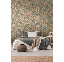 Schlafzimmer mit floral gemusterter Tapete, Bett und Beistelltisch