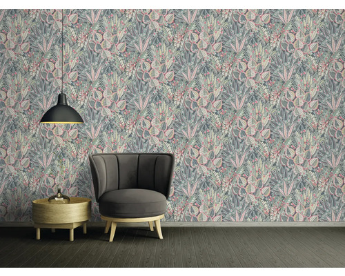 Raumgestaltung mit gemusterter Tapete, Sessel und Lampe