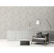 Wohnraum mit floral gemusterter Tapete, Sessel und Stehlampe