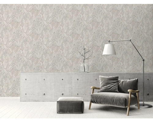 Salon avec papier peint à motifs floraux, fauteuil et lampadaire