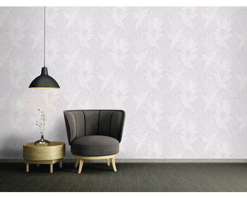 Salon avec papier peint à motifs floraux, fauteuil, table d''appoint et suspension