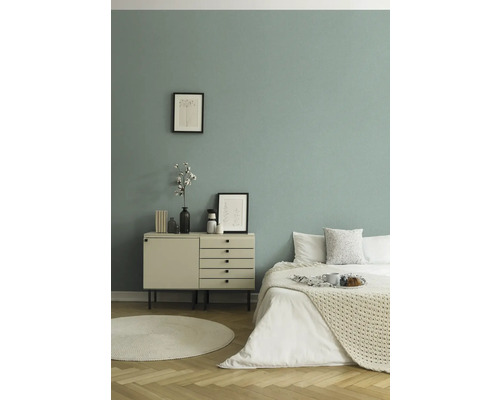 Schlafzimmer mit Bett, Kommode und Dekoration