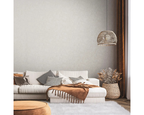 Wohnzimmer mit Sofa, Kissen, Decke, Lampe und Dekoration in gemütlichem Design.