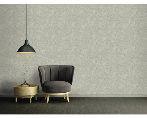 Scène avec fauteuil, table d''appoint, lampe et papier peint à motifs