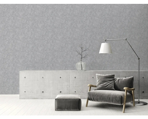 Papier peint gris dans le salon avec fauteuil, lampadaire et table d''appoint