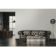 Wohnzimmer mit Ledersofa, Couchtisch und Stehlampe