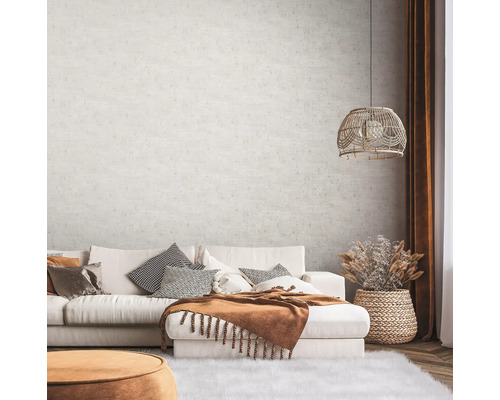 Wohnzimmer mit weißem Sofa, Kissen, Decke, Rattankorb und Hängelampe im Bohème Stil.