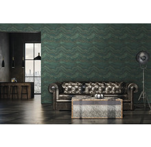 Salon avec canapé en cuir, table basse et papier peint à motifs