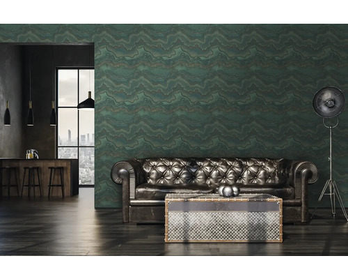 Salon avec canapé en cuir, table basse et papier peint à motifs