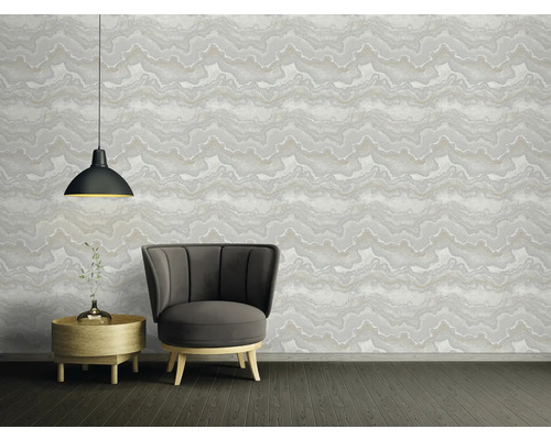 Wohnzimmer mit Sessel, Beistelltisch und gemusterter Tapete