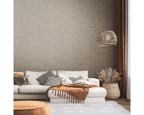 Wohnzimmer mit weißem Sofa, Zierkissen, Decke, Lampe und Dekoration