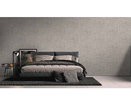 Schlafzimmer mit gemusterter Tapete, Bett und Nachttischlampe