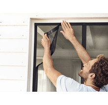 Installation d''une moustiquaire sur un cadre de fenêtre