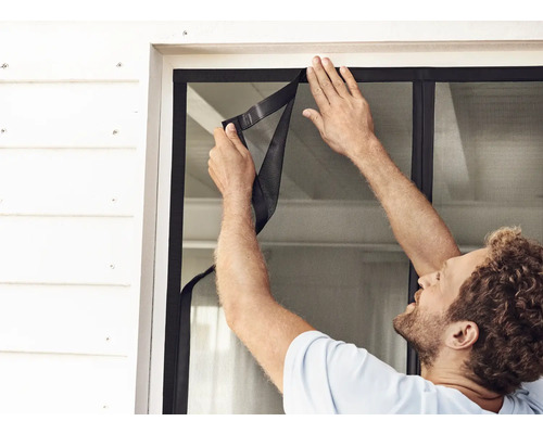 Installation d''une moustiquaire sur un cadre de fenêtre