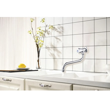 Évier de cuisine avec mitigeur monocommande, robinetterie, carrelage et décoration