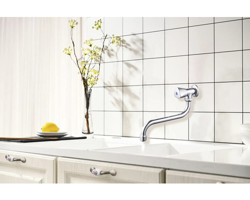 Évier de cuisine avec mitigeur monocommande, robinetterie, carrelage et décoration