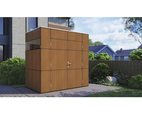 Gartenschrank mit Holzmuster und Fenster vor einem Haus