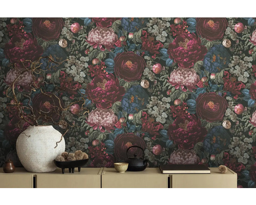 Fototapete mit Blumenmuster im Interieur.