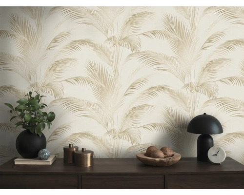 Innenraum mit einer Wandtapete mit Palmenmuster