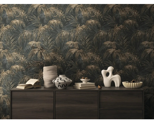 Dekoratives Interieur mit Tapete mit Palmenmuster, Kommode und verschiedenen Dekorationselementen.