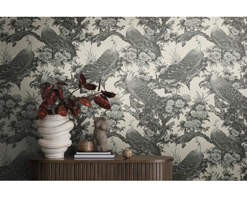 Dekoratives Zimmer mit Tapete mit Pfauenmuster und Holzkommode